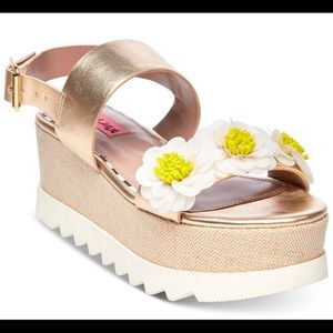 BETSEY JOHNSON
PIPPER PLATFORM SANDAL